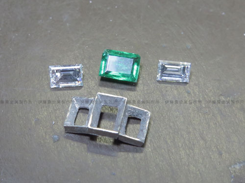 エメラルドの取巻きリングをシンプルなデザインへ