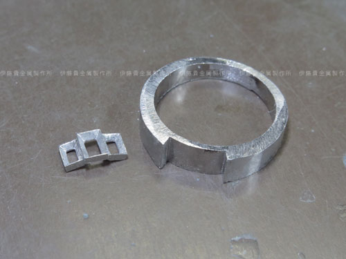 エメラルドの取巻きリングをシンプルなデザインへ