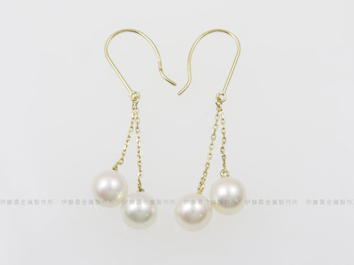 揺れるパールピアス