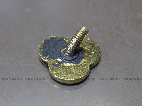 ネジが曲がった社章の修理