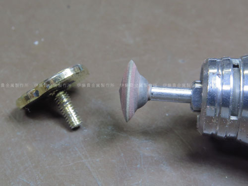 ネジが曲がった社章の修理